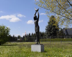 Tänzerin, Standort vor dem Verwaltungsgebäude der Böllhoff GmbH in Sonnewalde, Auftragsarbeit, Bronzeguß 2015, Höhe 300 cm, Privatbesitz, Herr Dr. Wolfgang W. Böllhoff, Bielefeld.