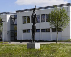 Tänzerin, Rückansicht vor dem Böllhoff Verwaltungsgebäude in Sonnewalde, 2015