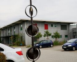 Myra Mobile,
Ansicht vor dem Verwaltungssitz der Bäckerei Bubner e.K., Doberlug-Kirchhain,
Stahl, patiniert mit Blattgoldauflagen, Höhe 350 cm, 2017