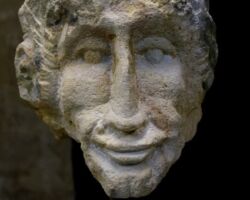 Die Frohnatur,
Postaer Sandstein 40 X 30 X 30 cm, 2018
Privatbesitz Finsterwalde